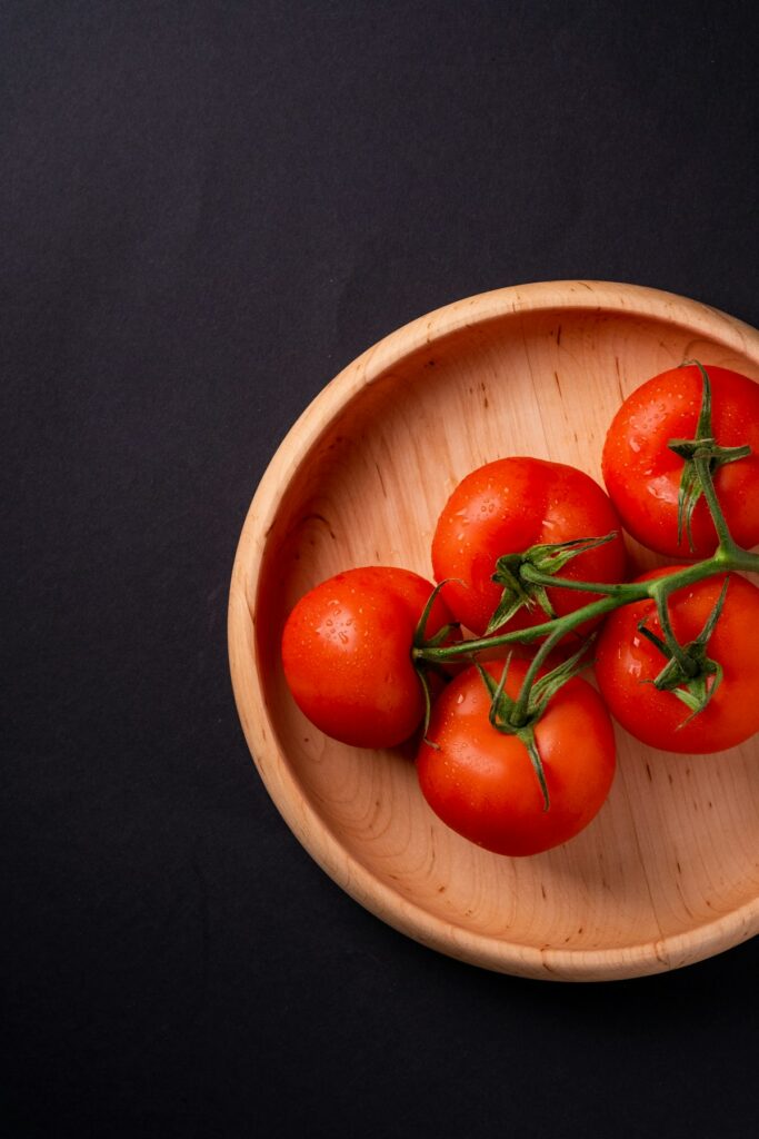 Tomates cerises rouges dans le potager